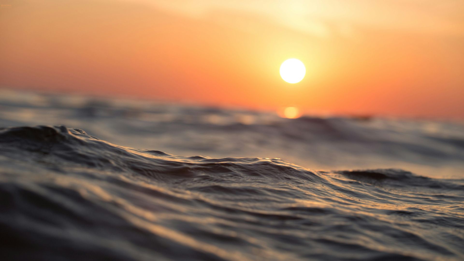 Zee in beweging bij zonsondergang — symbool voor herstel en ritme