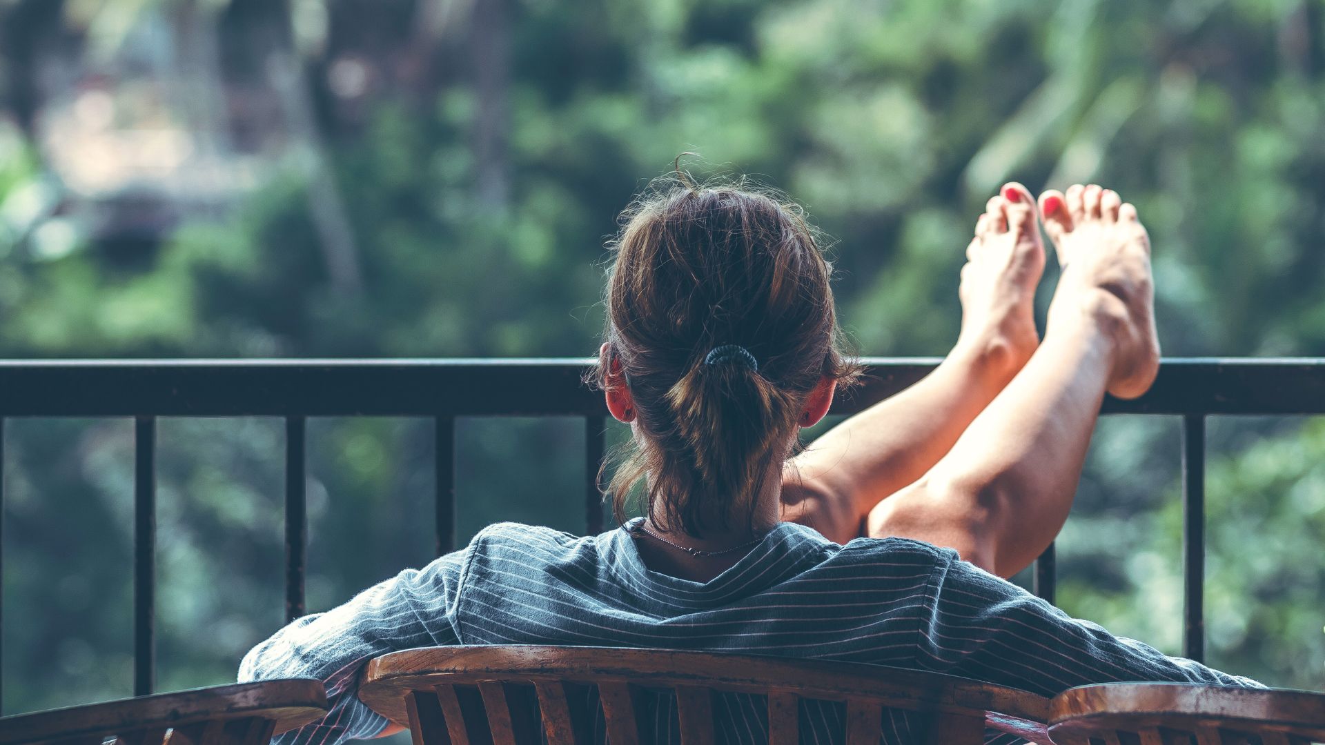 vrouw in rust op balkon -keto op vakantie