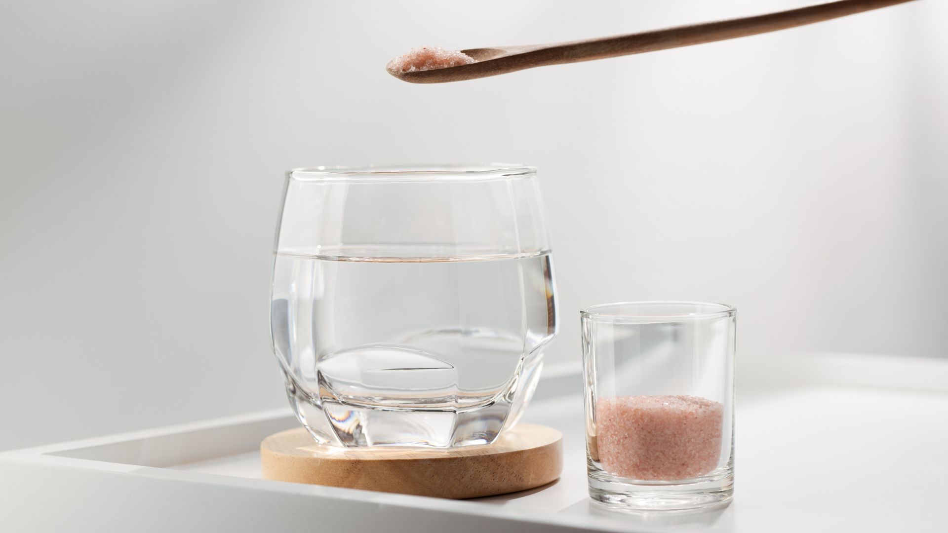 Glas water met roze zout – belangrijk voor hydratatie bij een ketogeen dieet